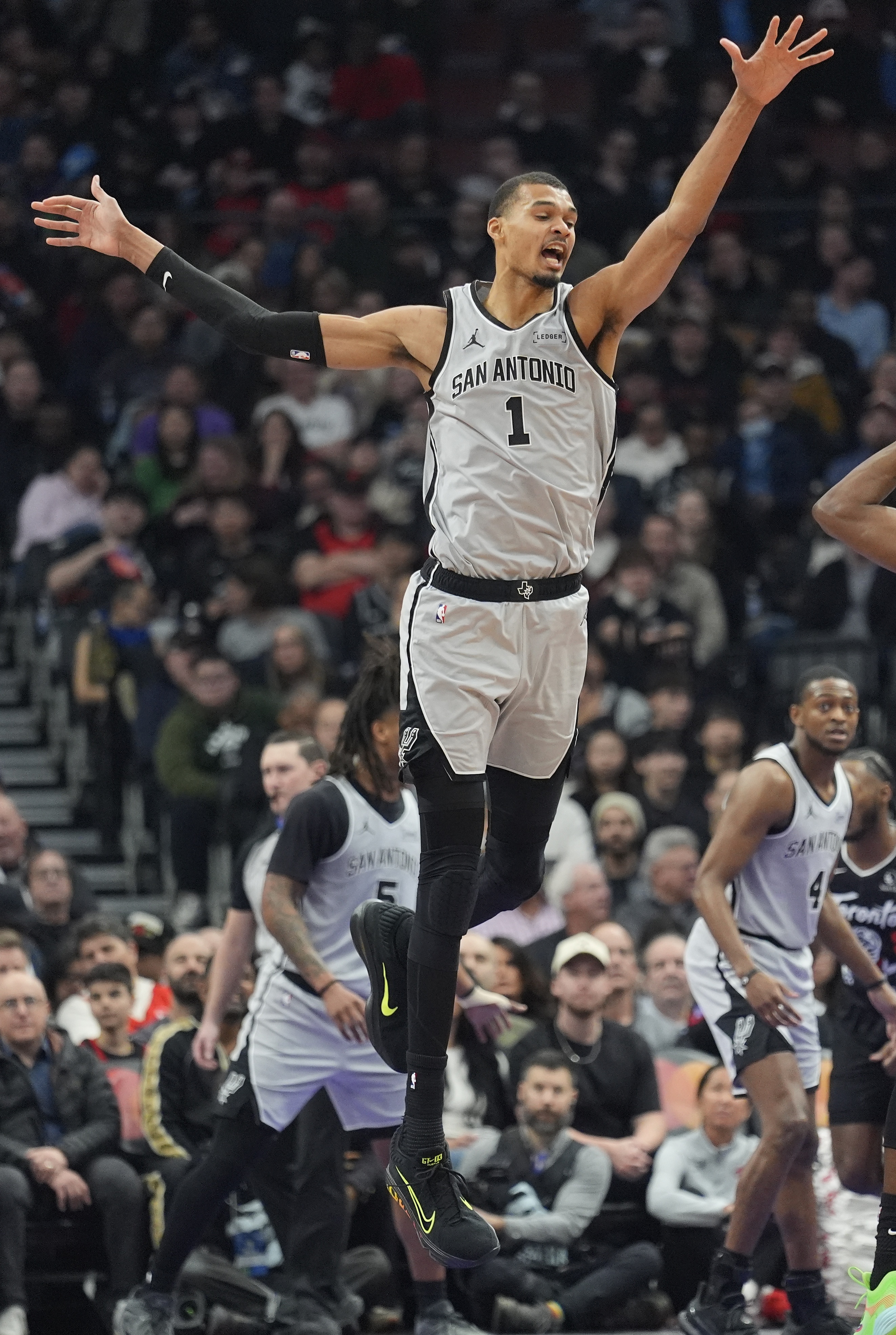 九游app-文班谈盖帽:感觉像毁了别人的一天 但他们为什么要尝试呢?